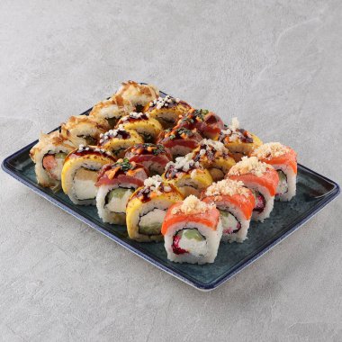 Suşi siyah taşın üzerinde.,