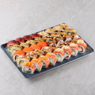 Suşi siyah taşın üzerinde.,