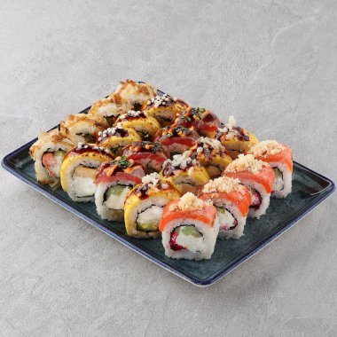 Suşi siyah taşın üzerinde.,