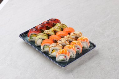 Suşi siyah taşın üzerinde.,