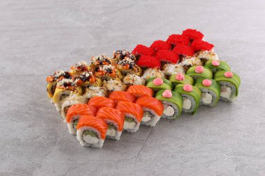 Suşi siyah taşın üzerinde.,