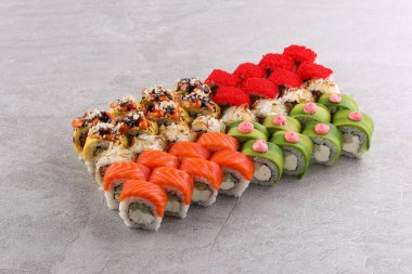 Suşi siyah taşın üzerinde.,