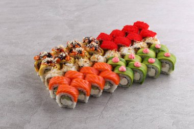 Suşi siyah taşın üzerinde.,