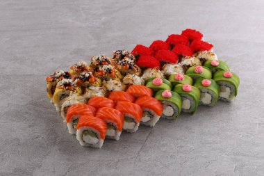 Suşi siyah taşın üzerinde.,