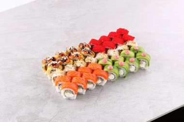 Suşi siyah taşın üzerinde.,