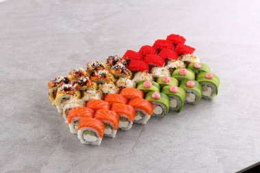 Suşi siyah taşın üzerinde.,