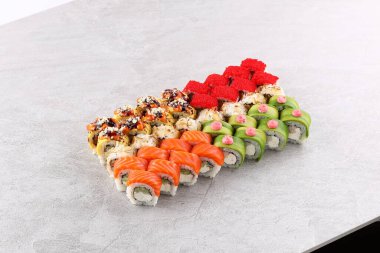 Suşi siyah taşın üzerinde.,