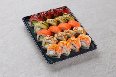 Suşi siyah taşın üzerinde.,