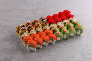 Suşi siyah taşın üzerinde.,