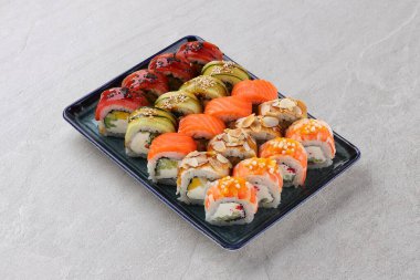 Suşi siyah taşın üzerinde.,
