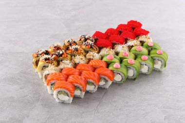 Suşi siyah taşın üzerinde.,