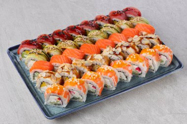 Suşi siyah taşın üzerinde.,