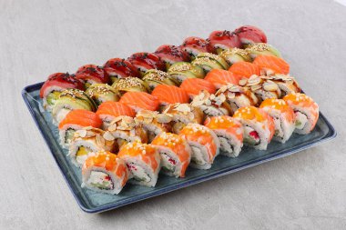 Suşi siyah taşın üzerinde.,