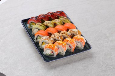 Suşi siyah taşın üzerinde.,