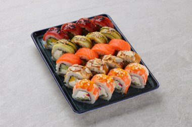 Suşi siyah taşın üzerinde.,