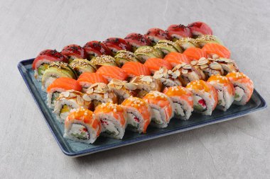 Suşi siyah taşın üzerinde.,