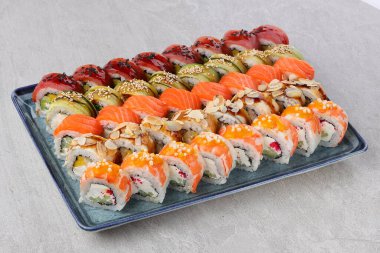 Suşi siyah taşın üzerinde.,