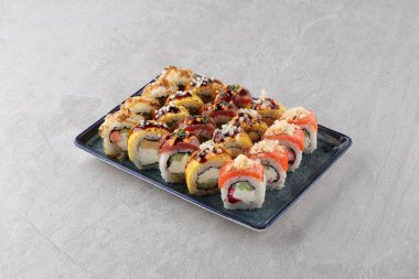 Suşi siyah taşın üzerinde.,