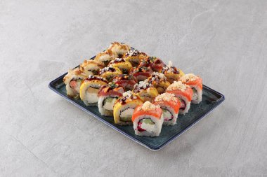 Suşi siyah taşın üzerinde.,