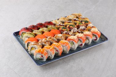 Suşi siyah taşın üzerinde.,