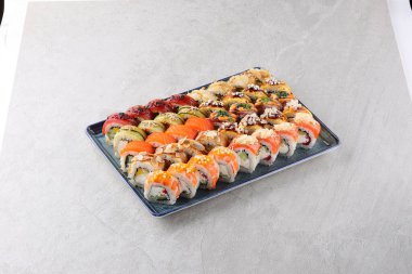 Suşi siyah taşın üzerinde.,