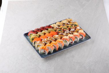 Suşi siyah taşın üzerinde.,