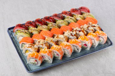 Suşi siyah taşın üzerinde.,