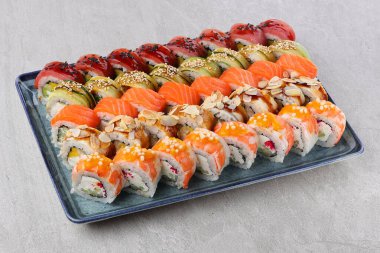 Suşi siyah taşın üzerinde.,