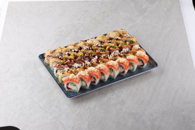 Suşi siyah taşın üzerinde.,