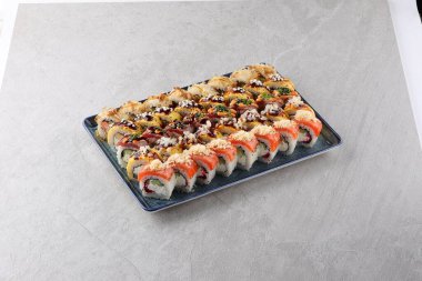 Suşi siyah taşın üzerinde.,