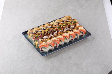 Suşi siyah taşın üzerinde.,