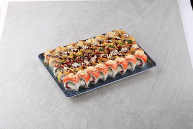 Suşi siyah taşın üzerinde.,