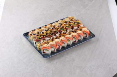 Suşi siyah taşın üzerinde.,