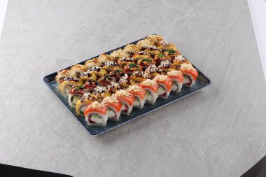 Suşi siyah taşın üzerinde.,