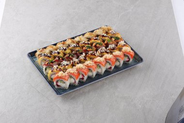 Suşi siyah taşın üzerinde.,