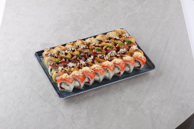 Suşi siyah taşın üzerinde.,