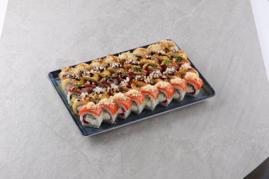 Suşi siyah taşın üzerinde.,