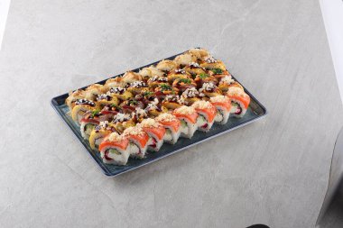 Suşi siyah taşın üzerinde.,