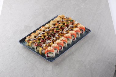 Suşi siyah taşın üzerinde.,