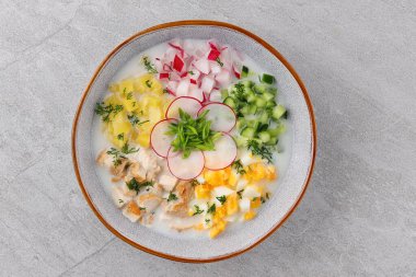 Okroshka tavuk göğsü füme - Rus soğuk çorbası sebzeli beyaz ahşap arka plan. Seçici odak,