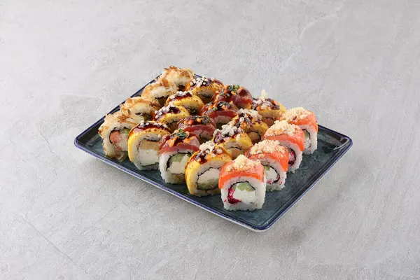 Suşi siyah taşın üzerinde.,