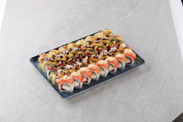 Suşi siyah taşın üzerinde.,