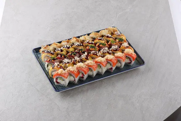 Suşi siyah taşın üzerinde.,
