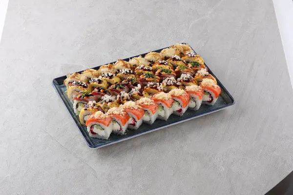 Suşi siyah taşın üzerinde.,