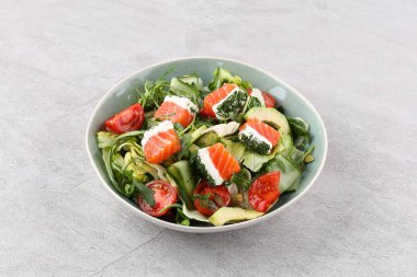 Restoran menüsü için sağlıklı somon salatası, keto menüsü