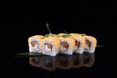 Somon, karides, avokado ve krem peynirli Philadelphia usulü suşi. Suşi menüsü. Japon yemeği.