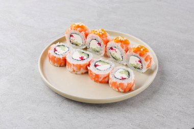 Somon, karides, avokado ve krem peynirli Philadelphia usulü suşi. Suşi menüsü. Japon yemeği.