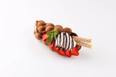 Hong kong ya da dondurma ve meyve beyaz arka plan üzerinde izole kabarcık gözleme.