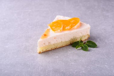 Bir dilim dutlu kek Gri arka planda bir restoran için dilimlenmiş kek