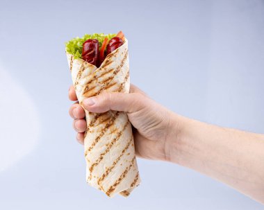 kırmızı Viyana sosisi, yeşil salata ve salatalık ile doner kebap veya shawarma